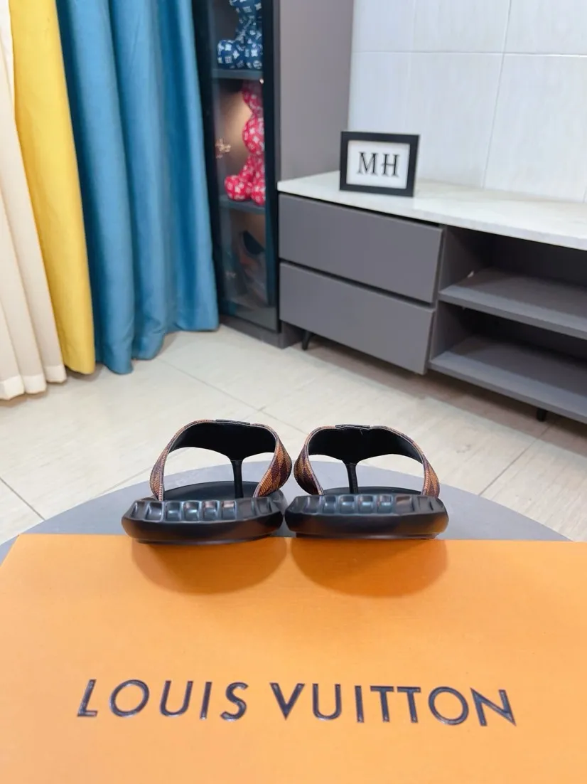Men's shoes 💰260🌹🌹 (lv-Louis Vuitton) new men's sandals, high-end boutique, exquisite embossed logo decoration on the upper, fine workmanship, super soft soles, casual, loose and comfortable, a must-have in summer! \nsize：38-44
